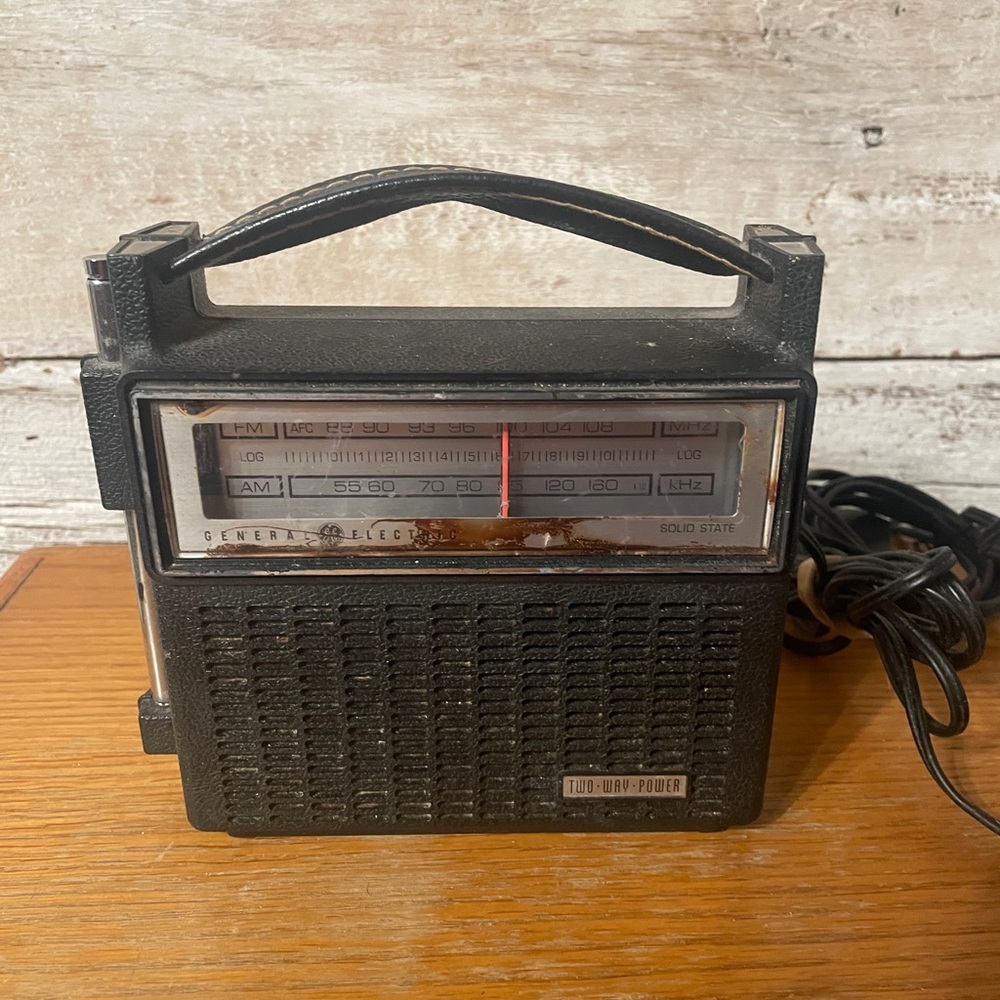 VINTAGE GE AM/FM RADIO